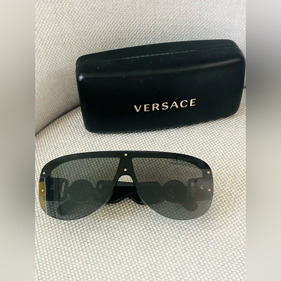 Stylish Versace Black Sunglasses with Gold Accents - Picture 10 of 11